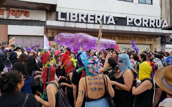 La masiva manifestación en el Día Internacional de la Mujer en México - Sputnik Mundo