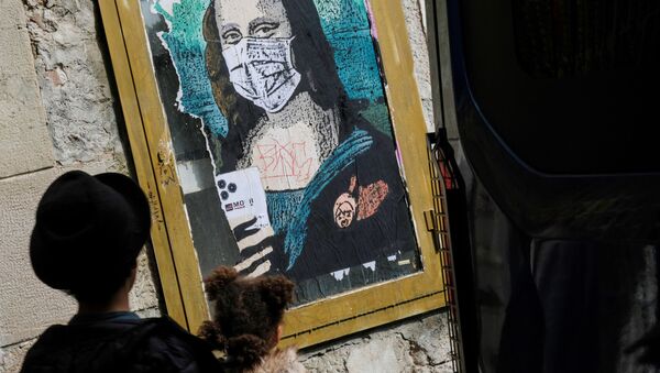 Un grafiti de Mona Lisa con una mascarilla en Barcelona - Sputnik Mundo