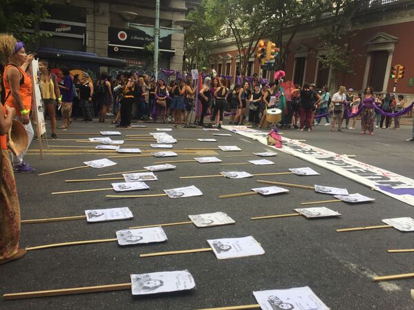 Carteles en honor a mujeres asesinadas durante la marcha del 8M en Montevideo, Uruguay - Sputnik Mundo