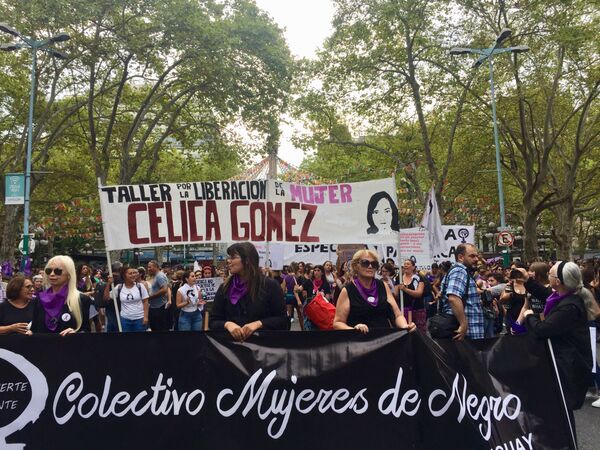 Integrantes del colectivo 'Mujeres de Negro' durante la marcha del 8M en Montevideo, Uruguay - Sputnik Mundo