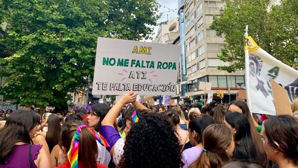 Mujeres sostienen una pancarta durante la marcha del 8M en Montevideo, Uruguay - Sputnik Mundo
