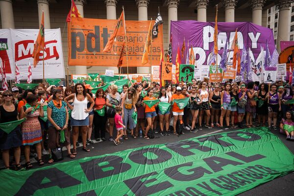 Mujeres se manifiestan por la despenalización del aborto frente a la Catedral Metropolitana de Buenos Aires - Sputnik Mundo