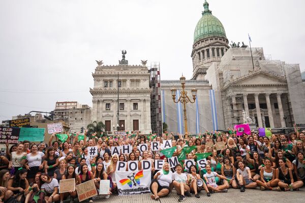 Mujeres reclaman la despenalización del aborto frente al Congreso durante el 8M en Buenos Aires - Sputnik Mundo