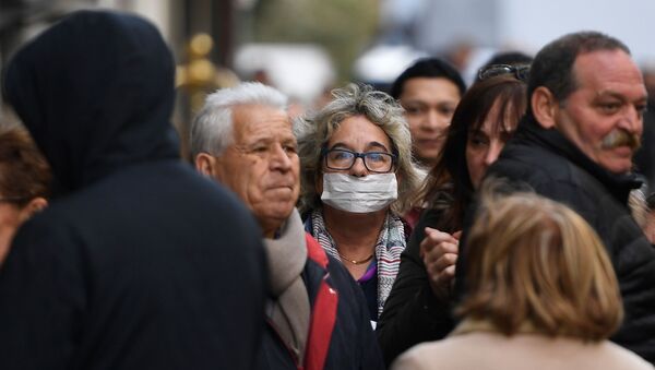 Una mujer en máscara protectora, Madrid - Sputnik Mundo
