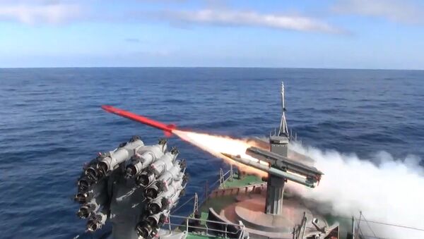 Armados hasta los dientes: buques rusos emplean en Kamchatka todo el armamento que tienen  - Sputnik Mundo