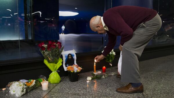 Un hombre enciende una vela para conmemorar a una de las víctimas del atentado del 11-M - Sputnik Mundo