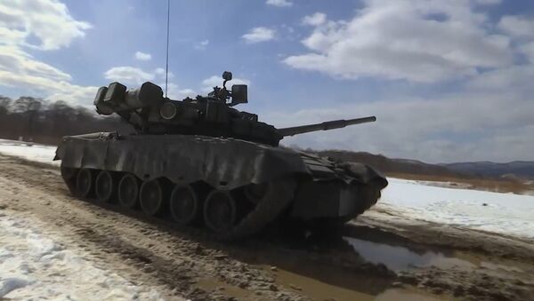 Tres, dos, uno... ¡fuego! Los tanques T-80BV prueban su eficacia en un polígono de Rusia - Sputnik Mundo