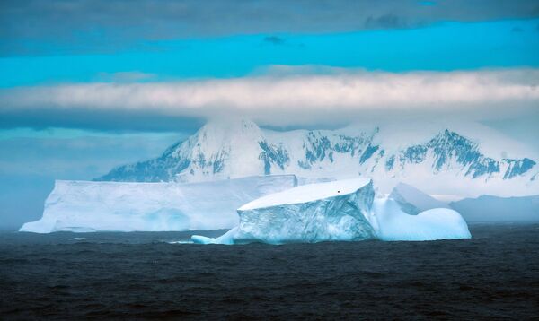 Viaje al hemisferio sur: asombrosos paisajes de la Antártida desde un buque de investigación  - Sputnik Mundo