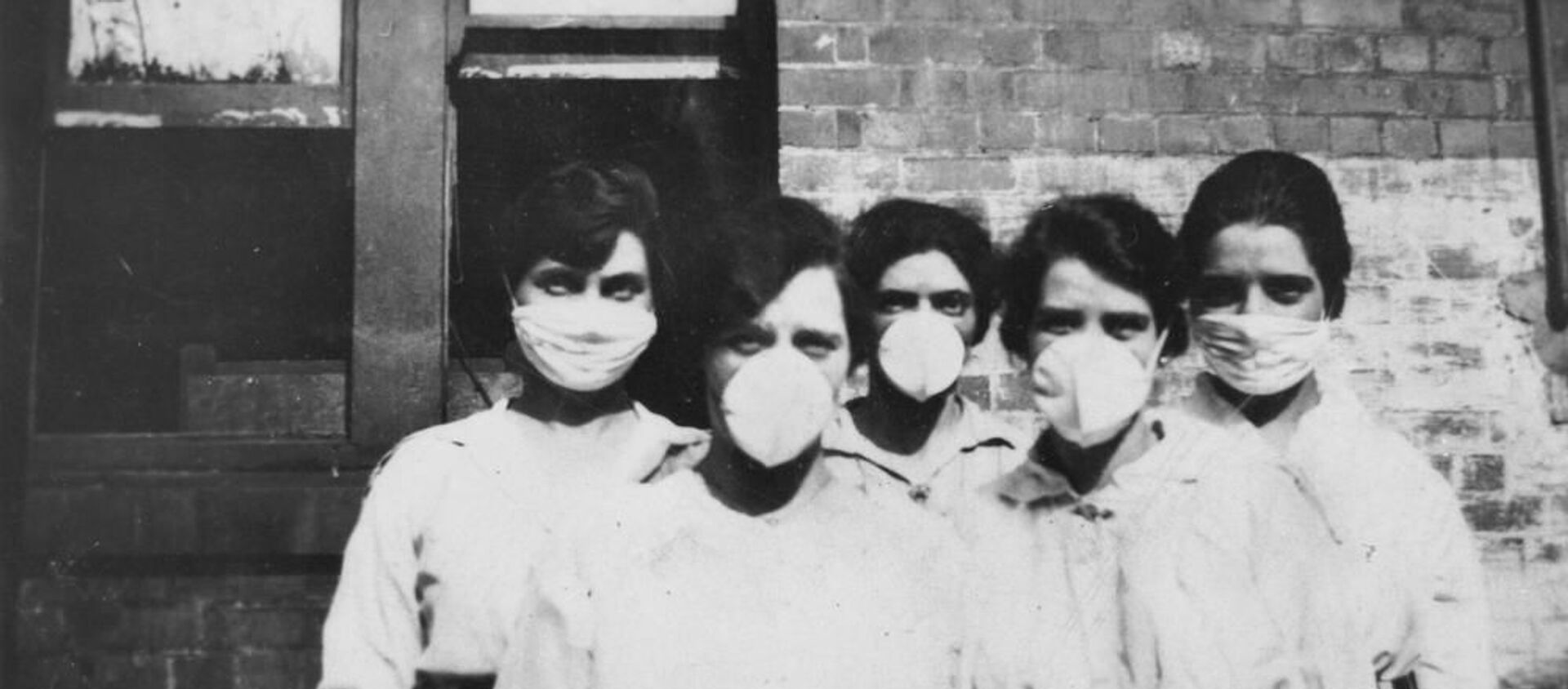 Mujeres con máscaras ante la epidemia de gripe en 1919 - Sputnik Mundo, 1920, 15.03.2020