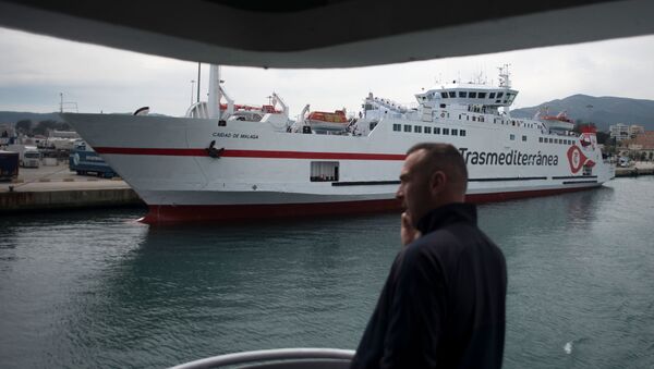 Hombre hablando por teléfono en ferry en el puerto de Algeciras (Málaga) - Sputnik Mundo