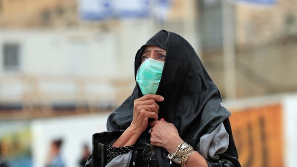 Una mujer con una mascarilla en Jerusalén - Sputnik Mundo