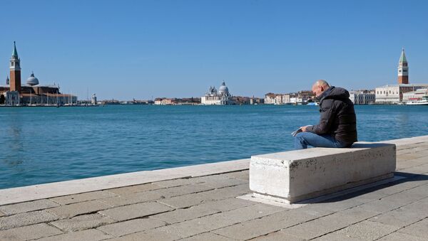 Un hombre en Venecia cerrada por coronavirus - Sputnik Mundo
