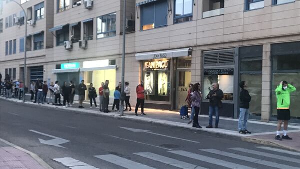 La gente hace colas de dos horas para comprar tabaco en Madrid - Sputnik Mundo