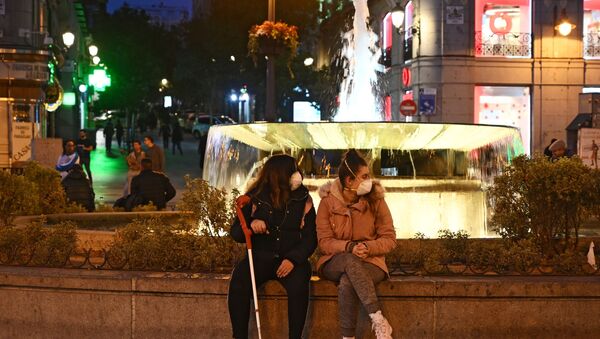 Las chicas en mascarillas en Madrid, España - Sputnik Mundo