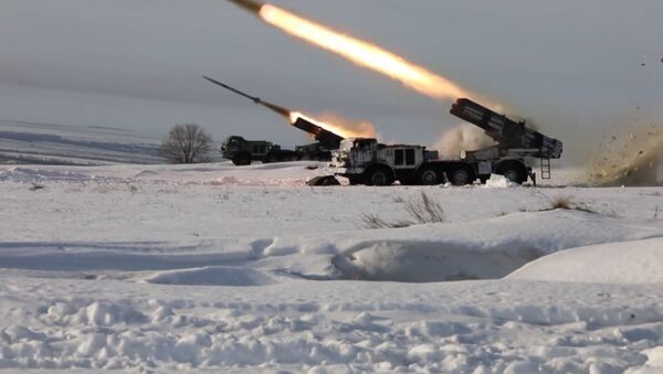 Los militares rusos ponen a prueba su puntería con los lanzacohetes Grad y Uragan - Sputnik Mundo