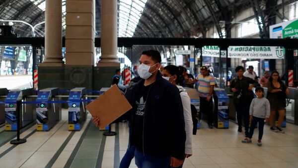 Un hombre con mascarilla en la estación ferroviaria en Buenos Aires, Argentina - Sputnik Mundo
