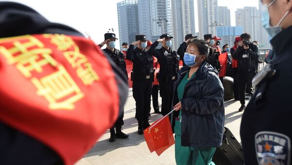 La Policía saluda a los médicos en China - Sputnik Mundo