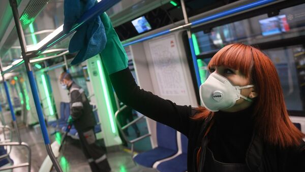 Una empleada desinfecta un tren del metro de Moscú  - Sputnik Mundo