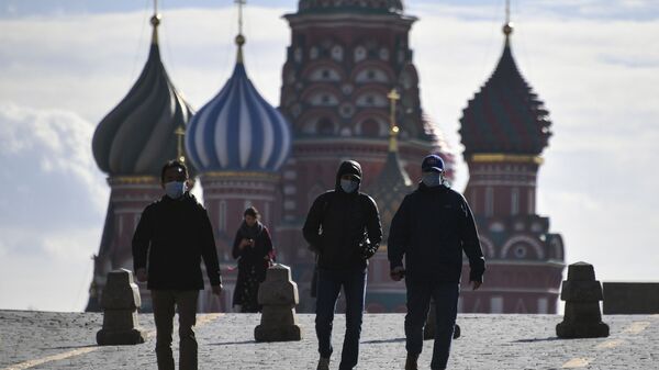 Unas personas con mascarillas en la Plaza Roja en Moscú - Sputnik Mundo