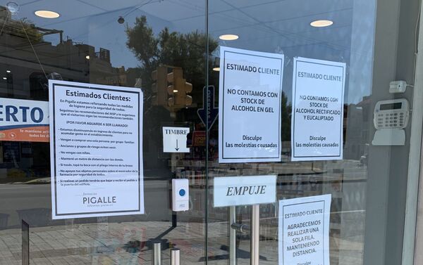 Precauciones por coronavirus en la farmacia Pigalle, en Pocitos, Montevideo - Sputnik Mundo