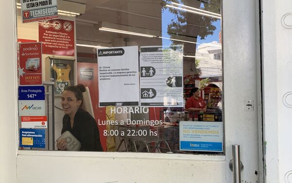 Precauciones por coronavirus en el supermercado Tata, en Pocitos, Montevideo - Sputnik Mundo