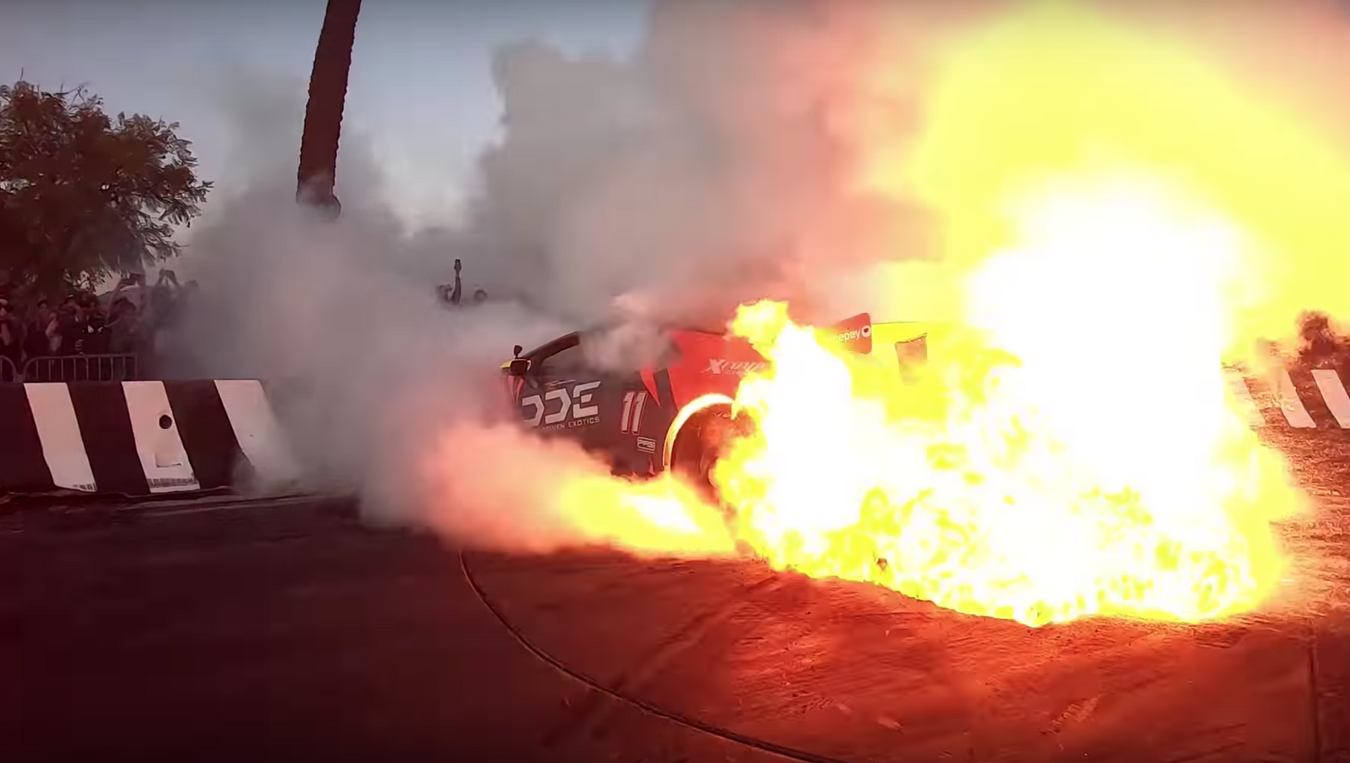Un Lamborghini se prende fuego en un espectáculo de quema de neumáticos -  , Sputnik Mundo