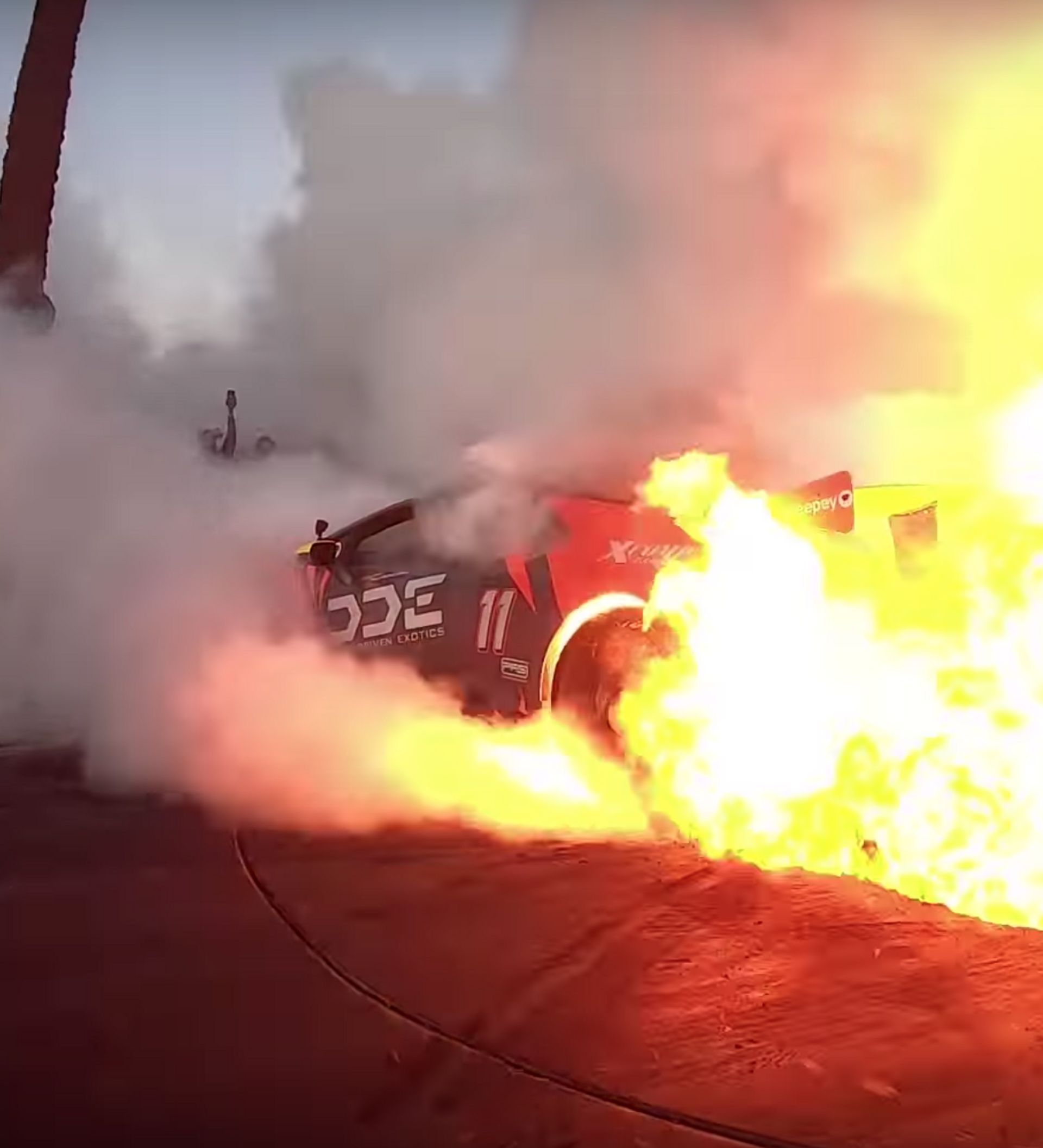 Un Lamborghini se prende fuego en un espectáculo de quema de neumáticos -  , Sputnik Mundo