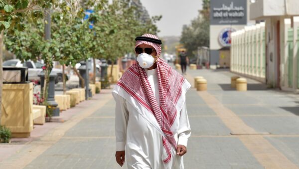 Un saudí con mascarilla - Sputnik Mundo