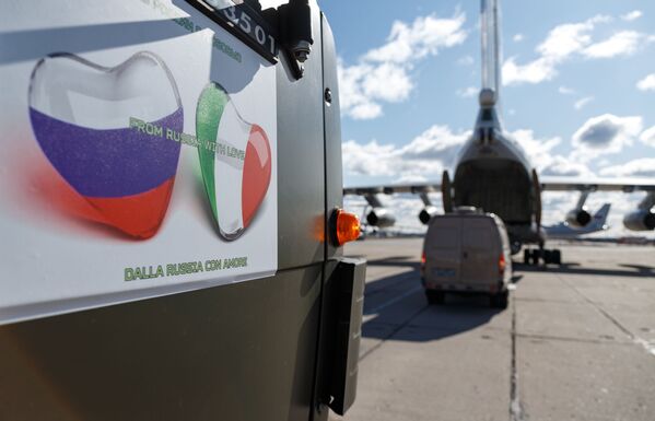 Solidaridad rusa: Moscú echa una mano a Italia para aplacar el coronavirus - Sputnik Mundo