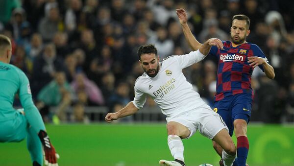 Carvajal y Jordi Alba durante el partido de la Liga entre Real Madrid y Barcelona - Sputnik Mundo