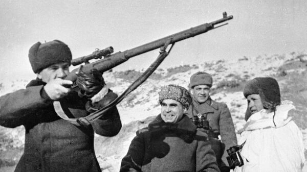 Comandantes del Ejército Rojo con el fusil de Vasili Záitsev del lado del propio francotirador (dcha.) - Sputnik Mundo