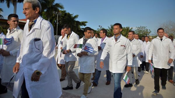 Los médicos cubanos antes de partir hacia Italia - Sputnik Mundo