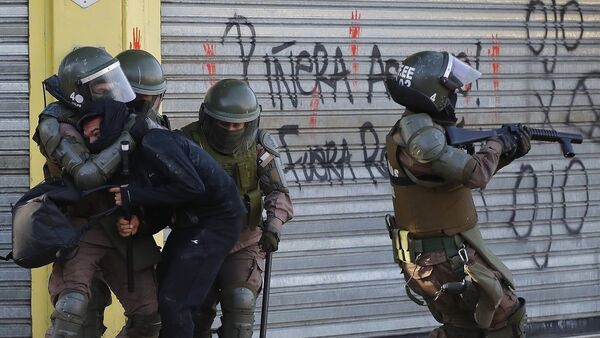 Detención de manifestante en Chile - Sputnik Mundo
