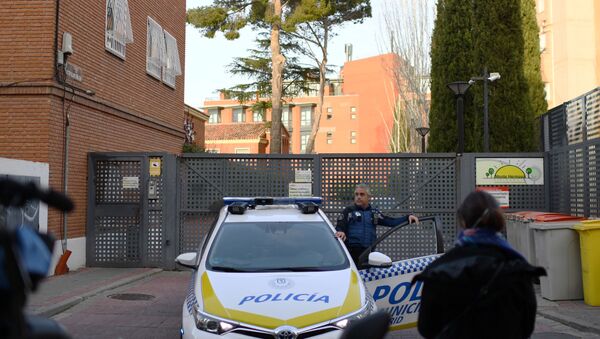 Policía Municipal a la entrada de la residencia Monte Hermoso (Madrid) - Sputnik Mundo