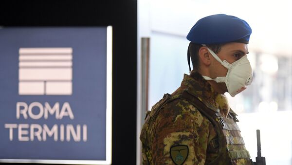 Un soldado hace guardia en la estación Termini de Roma en medio de la propagación del COVID-19  - Sputnik Mundo