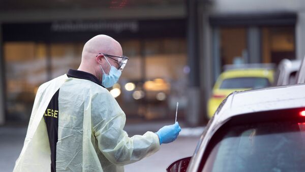 La policía prueba a una persona en un automóvil en Noruega - Sputnik Mundo