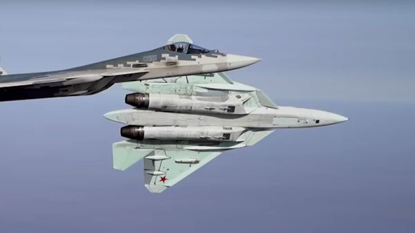 Los pilotos rusos llevan al límite los cazas Su-57  - Sputnik Mundo