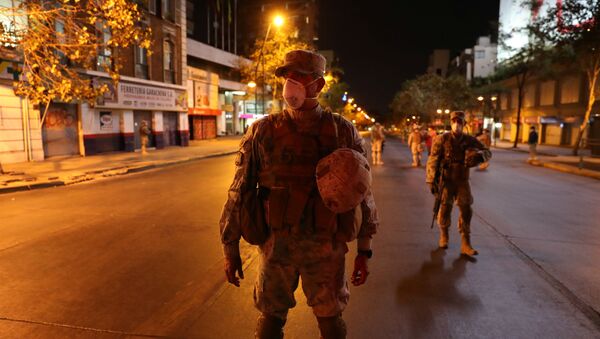Soldados chilenos patrullan las calles durante el brote de coronavirus en Santiago de Chile - Sputnik Mundo