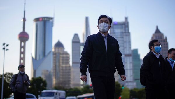 Un chino en mascarilla en Shanghái - Sputnik Mundo