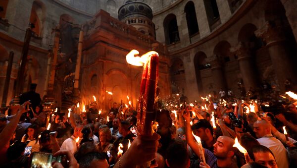 La ceremonia del Fuego Sagrado en la basílica del Santo Sepulcro de Jerusalén - Sputnik Mundo