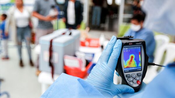 El personal médico con un escáner térmico en Ecuador - Sputnik Mundo