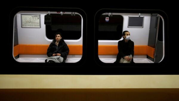 Dos personas mantienen la distancia en un tren por coronavirus - Sputnik Mundo