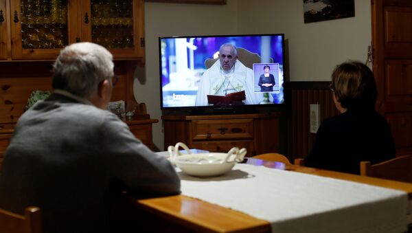 El papa Francisco se dirige a los fieles por TV - Sputnik Mundo