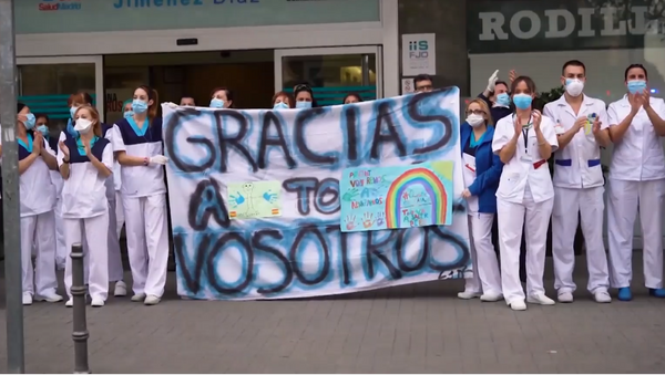 El aplauso masivo y alentador en las calles de Madrid - Sputnik Mundo