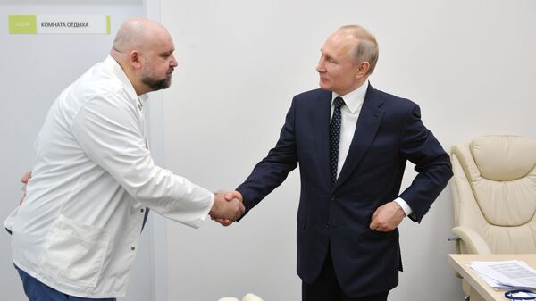 El jefe del centro moscovita de cuarentena por el covid-19, Denís Protsenko, y el presidente de Rusia, Vladímir Putin - Sputnik Mundo