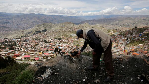 Un boliviano en El Alto - Sputnik Mundo