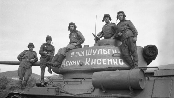 Un tanque T-34 construido con recursos donados por la cooperativa agrícola Pushkin y entregado al Ejército Rojo de Obreros y Campesinos en 1943, durante la invasión nazi a la Unión Soviética - Sputnik Mundo