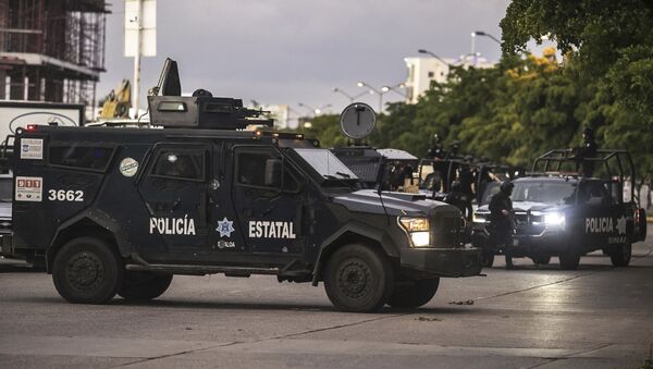 Una camioneta policial en Culiacan - Sputnik Mundo