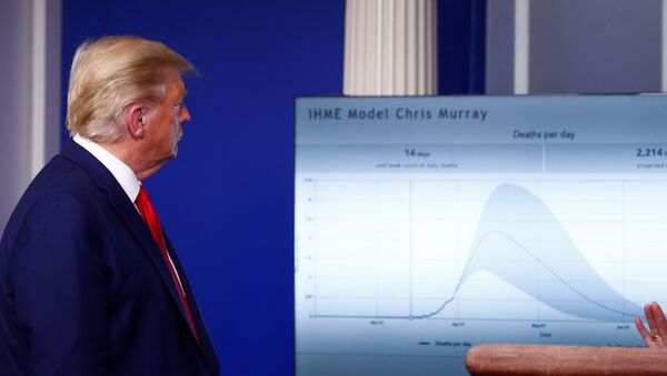 El presidente de EEUU Donald Trump observando una gráfica con muertes por COVID-19 - Sputnik Mundo