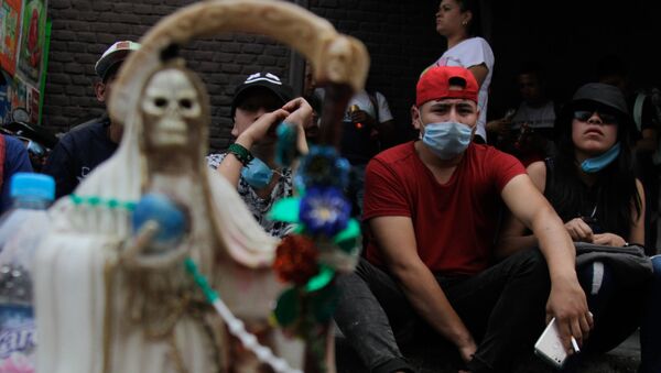Mexicanos, creyentes de la Santa Muerte, en las mascarillas (imagen referencial) - Sputnik Mundo
